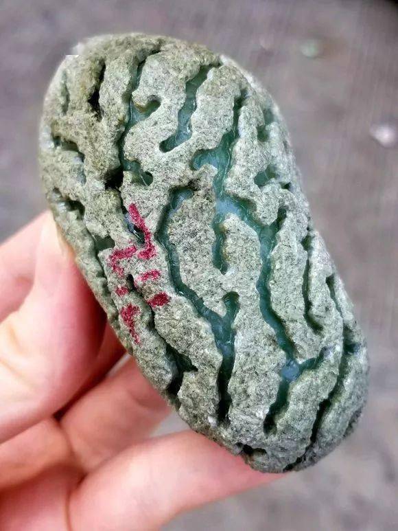 
                美女买下块“蜘蛛网”开窗的翡翠原石，剥开后成品让人看的流口水！
   第2张