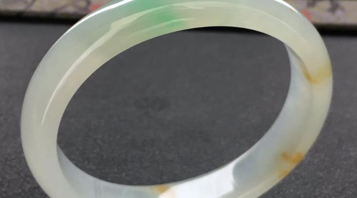 
                这种翡翠的瑕疵更受欢迎，难得的好翡翠
   第1张