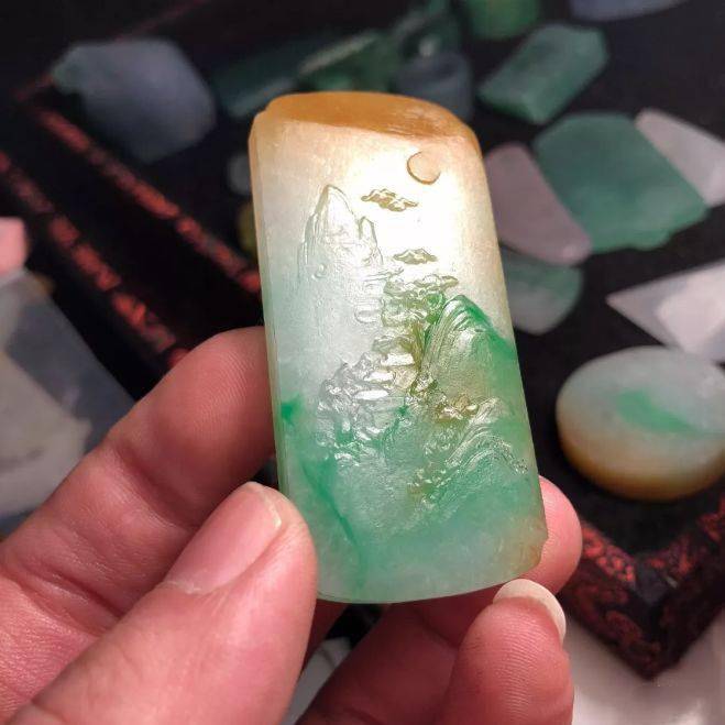 
                一块黄加绿料子从原石到成品的创作过程，这玉雕，绝色仙境！
   第5张