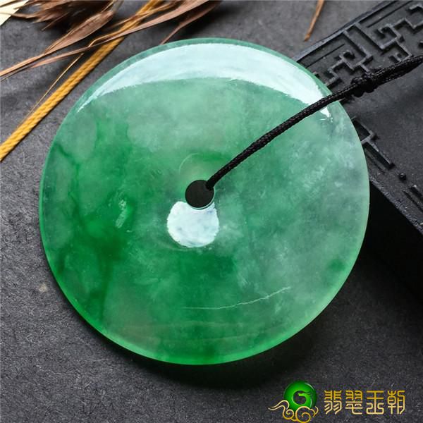 翡翠翡翠平安扣的喻意及配戴注重 第1张