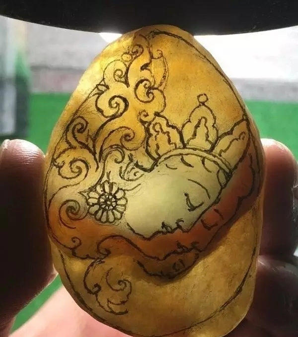 
                一块丑丑的翡翠怪桩料竟然被雕刻师设计的这么惊艳——三世佛！
   第2张