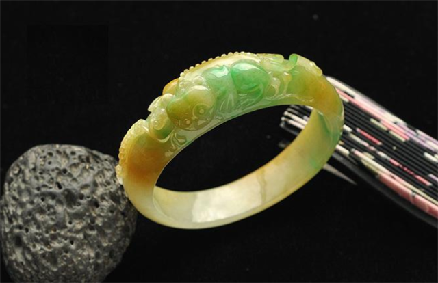 雕花手镯一般会有瑕疵吗？它的价值高不高？(图文)   第3张