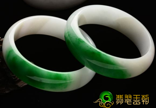 白青底翡翠的特性,原先不清楚它竟然和木那料种还那麼类似 第2张