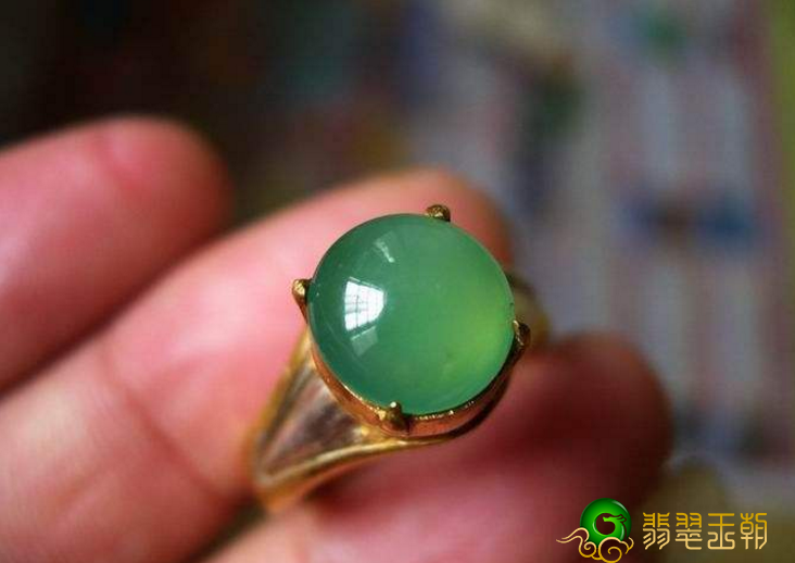 翡翠戒指嵌入的翡翠戒面有什么？翡翠戒指价钱贵吗？   第2张