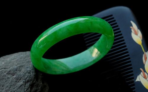 翡翠手镯的功效与作用如何？看完这篇文章就懂了！(图文)   第1张