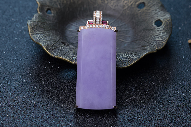 
                紫罗兰翡翠吊坠怎样挑选？什么样的紫罗兰翡翠吊坠好？
   第2张