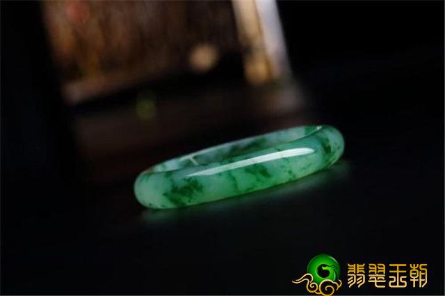 行语说：“偏色一分差价十倍”这个是真的吗？讲一讲分辨翡翠质量关键要素！   第3张