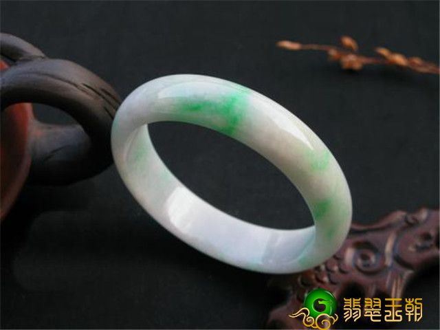 掌握这种要素,教你选择高品质白色背景青翡翠! 第1张