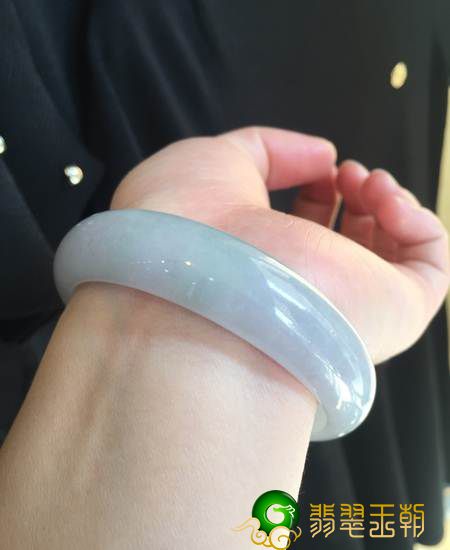 配戴翡翠镯子，紧点好還是松点好？翡翠镯子的购物指南在这儿！   第1张