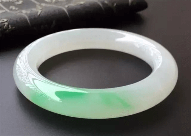 什么是白底绿翡翠？白底绿翡翠手镯值钱吗？   第1张