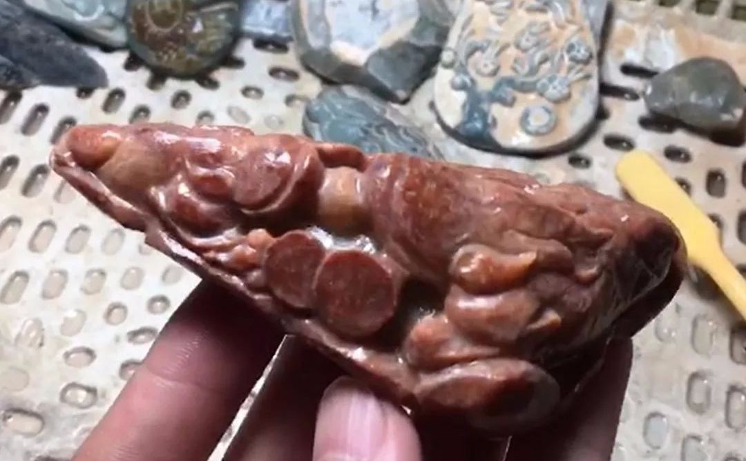 
                3500拿下的红翡原石，去皮干巴巴，雕刻后蜕变金蟾戏珠！
   第8张