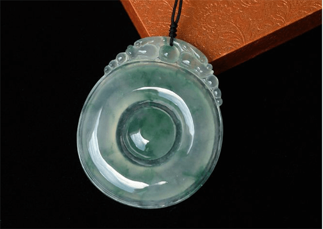 选购翡翠挂坠给小孩子佩戴，需要注意些什么？   第2张