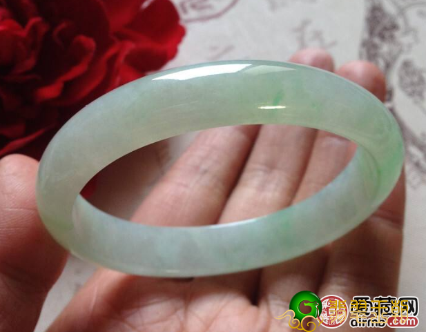 翡翠镯子是椭圆型好還是环形好 椭圆型翡翠手镯价格怎样   第2张