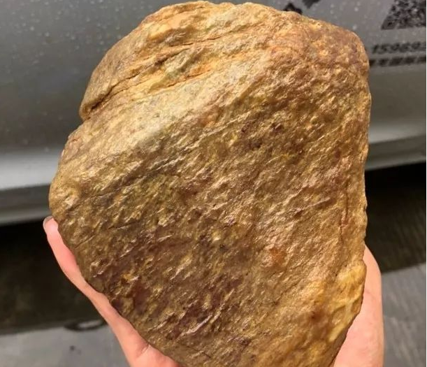 学习翡翠原石预测方法,判断哪种翡翠原石值得赌 第1张