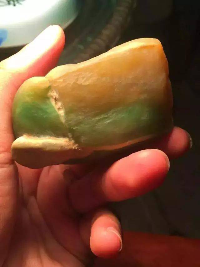 
                一块大马坎黄加绿翡翠原石，起货盼君荣归摆件，惊艳四座！
   第1张