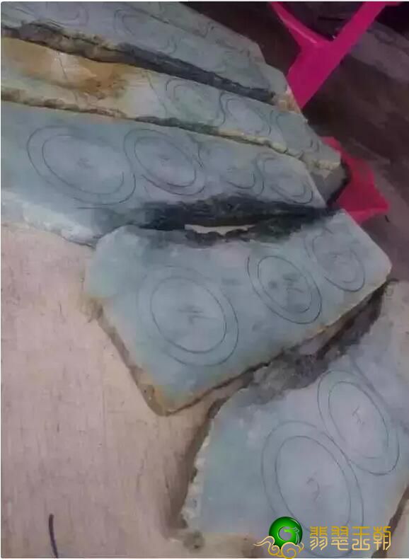 度假旅游时花4万买的翡翠翡翠原石，竟然切出了春带彩镯子   第4张