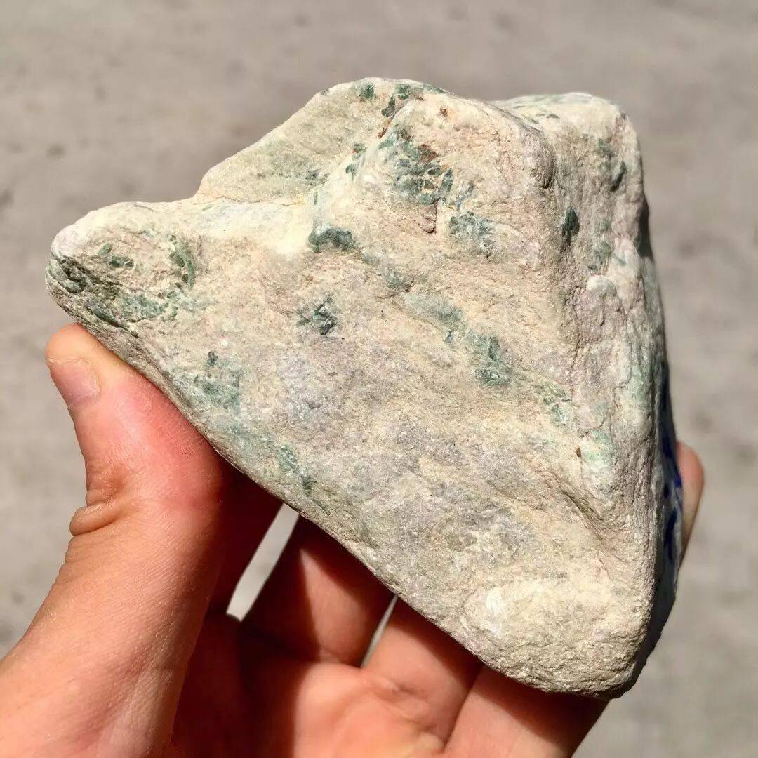 
                5000买下一块全身绿花的翡翠原石，雕琢完成后大家加倍抢着要！
   第2张