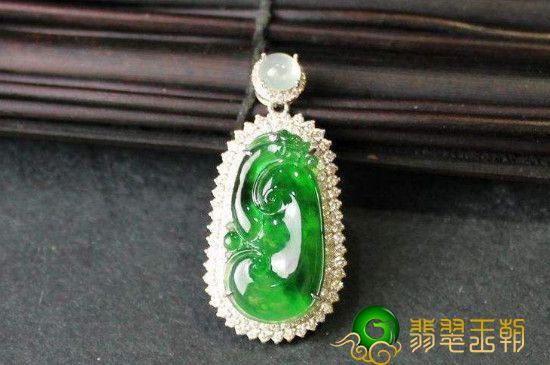 白菜翡翠的寓意是什么 翡翠白菜寓意 翡翠白菜如何去摆放？   第2张