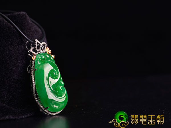 小伙子拿很多年存款买翡翠翡翠原石，一刀切出高冰种赚嗨翻天   第4张