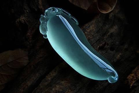 成品的翡翠荧光和莹光有何区别   第2张