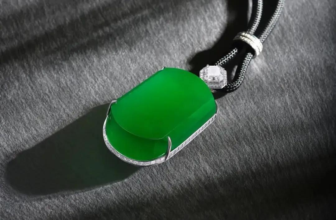 
                4600万极品翡翠挂件起货风采，这才叫平安富贵！
   第1张