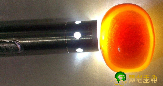 翡翠的价钱到哪评定,我陪你去看一下。 第1张