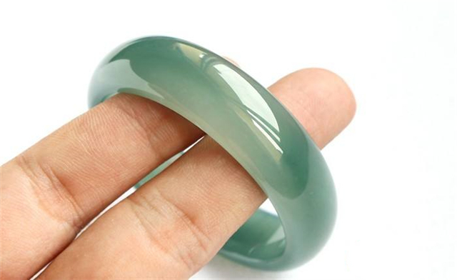 冰油种翡翠手镯值得买吗?如何保养冰油种翡翠手镯? 第1张
