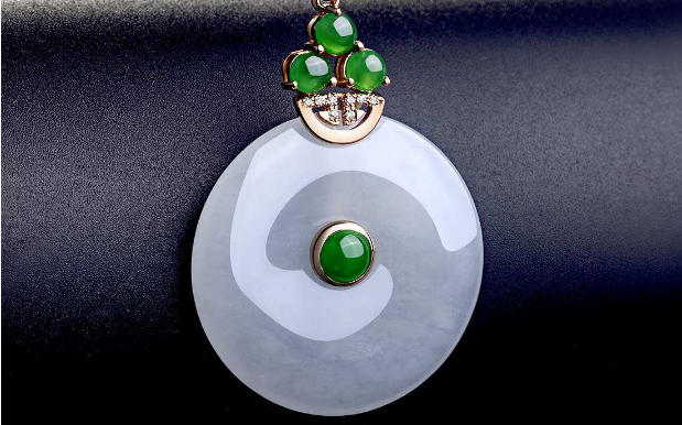 什么翡翠吊坠的寓意比较好?来看看这几种寓意丰富的翡翠吊坠 第2张