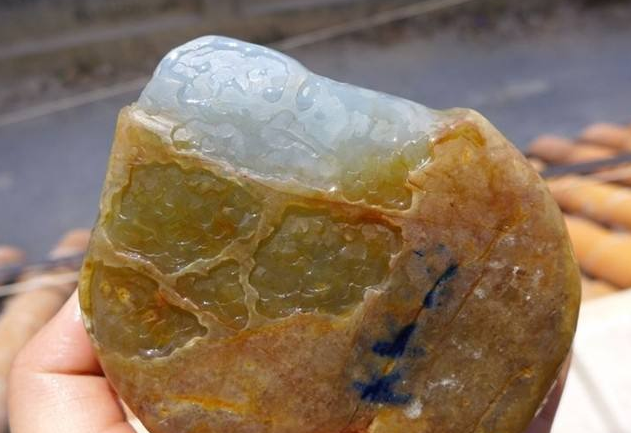 所有的翡翠都有雾层吗？没雾的翡翠毛料是什么样的？   第2张