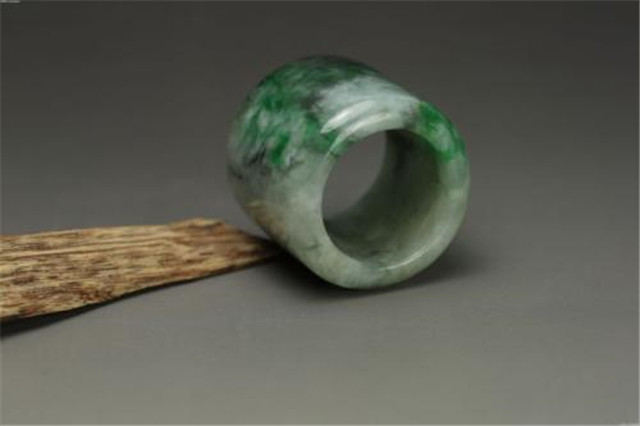 翠友们了解翡翠扳指吗？扒一扒影响它价格的因素是什么！   第1张