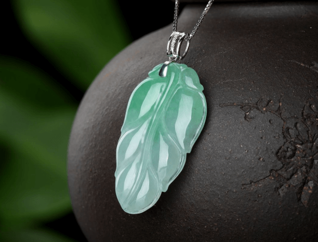 选购翡翠是先看种水还是颜色？本文为你揭开答案！   第1张