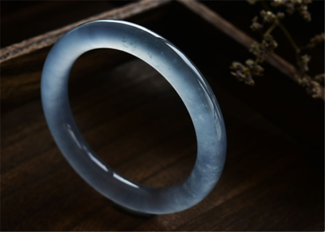 翡翠手镯里面会有气泡吗？出现这种现象可要小心了！   第2张