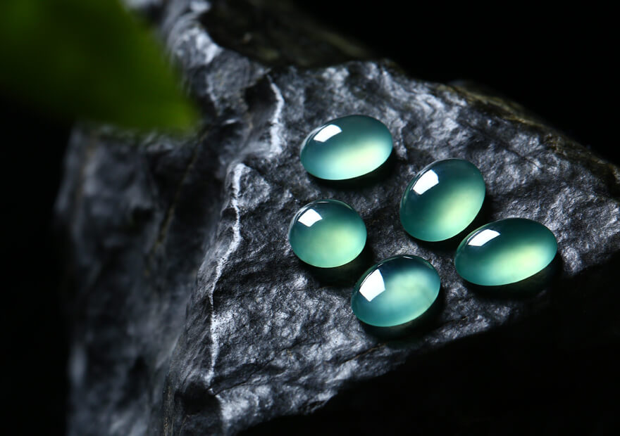 翡翠里面有气泡正常吗？我们在选购时要注意什么？   第1张