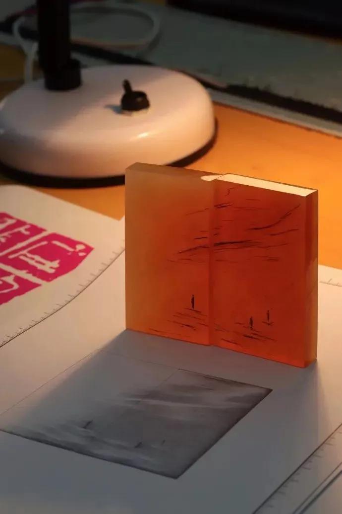 
                如此大胆前卫的玉雕，初见难懂，细味却无穷！
   第2张