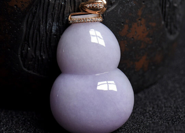 
                佩戴翡翠挂件有什么讲究？常见的翡翠挂件有什么寓意？
   第3张