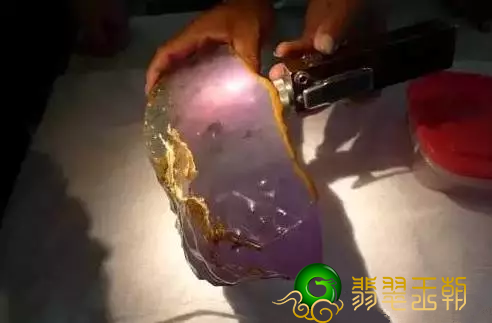 最强翡翠翡翠赌石，380万切出来两个亿！   第5张