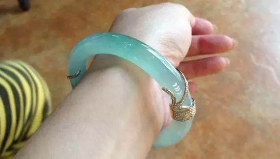 
                翡翠玉镯断了怎么办，这些方法让玉镯更美
   第4张