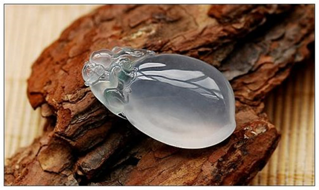 玻璃种翡翠手镯价格高吗？翡翠手镯保养小知识！(图文)   第1张