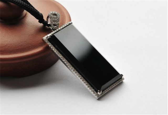 女孩子戴什么翡翠挂件好?它们的寓意你都懂吗？   第3张