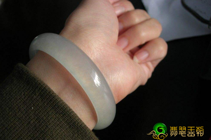 翡翠冰种翡翠的价格是多少你掌握吗？并不是你要的这么简单哦！   第2张