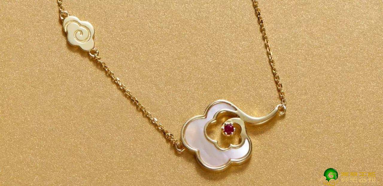 汗水令翡翠的绿改变 