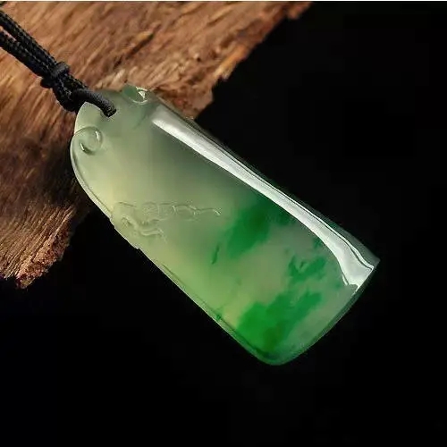 
                翡翠飘花，诗画意境
   第2张