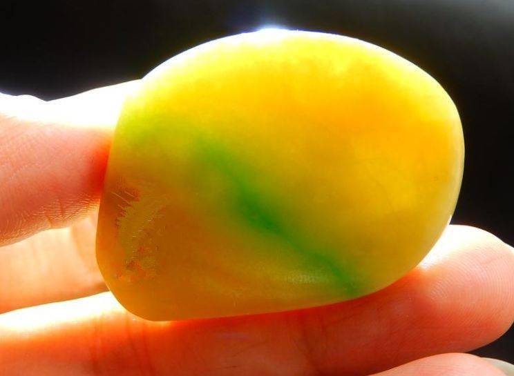 
                捡漏一块大马坎原石，切出罕见的翡翠黄加绿，雕刻后行家出高价买走！
   第4张