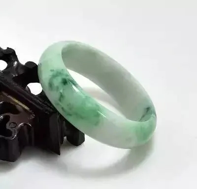 
                翡翠为啥能在中国经久不衰？
   第2张