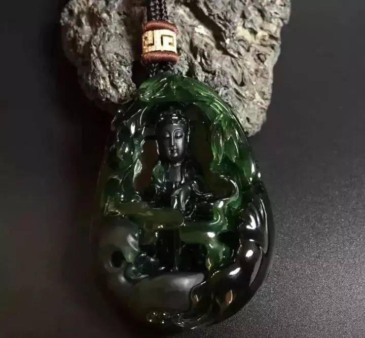 
                翡翠要想达到收藏级别的升值空间，需要具备哪些条件？
   第2张