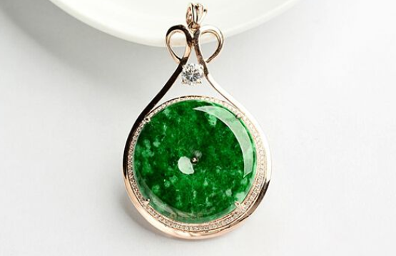 想知道翡翠平安扣吊坠价格,这篇文章你不能错过! 第3张