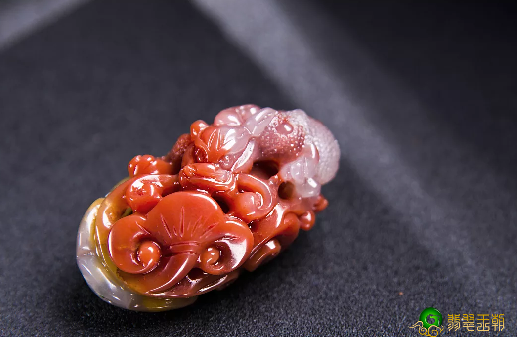 同是红色宝石，南红和红翡翠的差别咋就这么大？   第1张