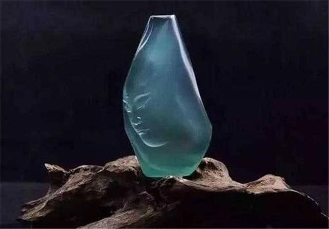 龙石种翡翠价格高吗？答案和它的品质息息相关！   第1张