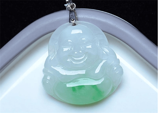 什么是白底绿翡翠？白底绿翡翠手镯值钱吗？   第2张