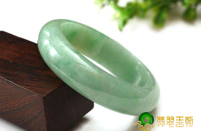 细糯种翡翠手镯价格多少钱？回答都会文章内容里了！   第2张